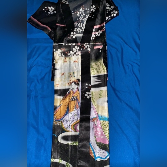 NIP Stunning Black Silky Geisha Style Robe - Picture 11 of 13